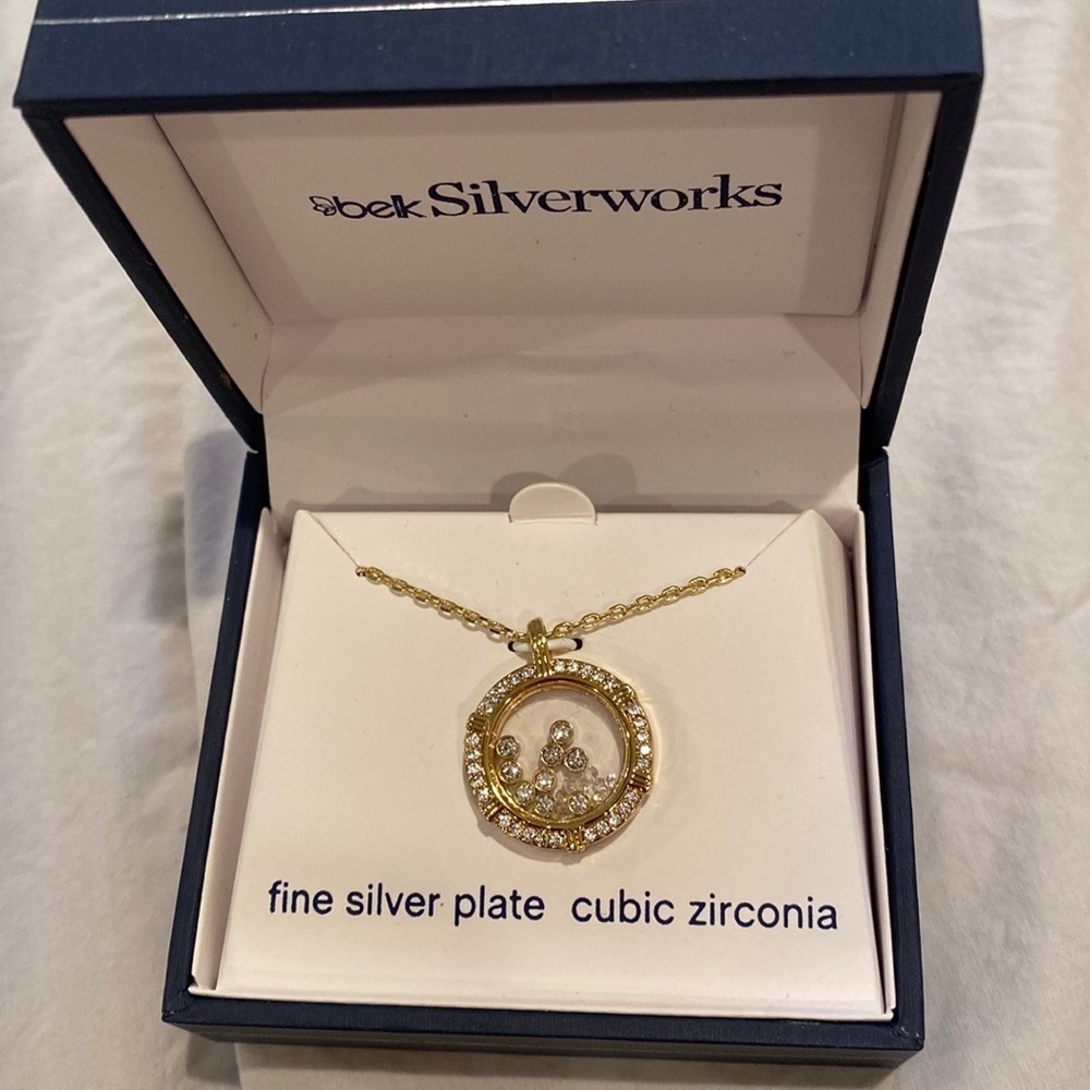 Womenโs necklace.